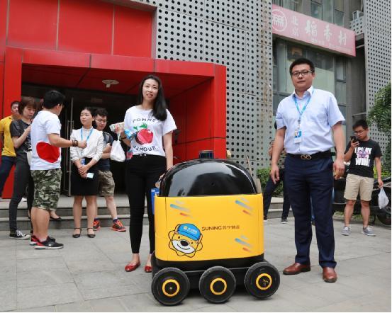 世界杯期间无人车快递小哥亮相苏宁小店 0元