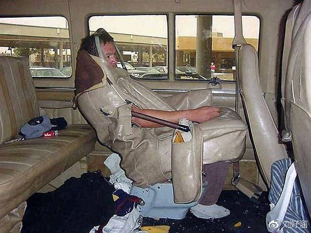 俩男子扒飞机偷渡坠地身亡,这些人的偷渡方法