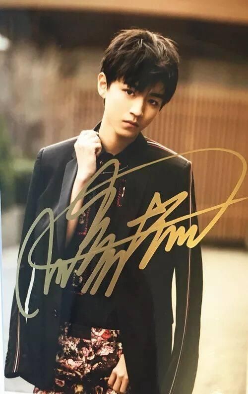 王俊凯的签名照非常潇洒一笔喝成