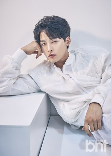 组图:朴圣雨拍时尚写真 五官俊朗帅气迷人