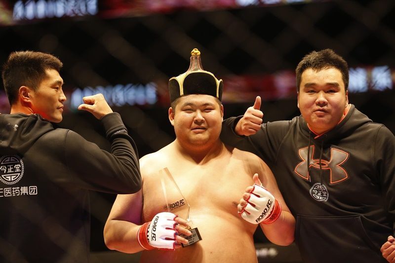 近日，中国20岁格斗小将敖日格乐，比赛中暴揍曾参加日本黑社会组织“山口组”的韩国选手金在勋，24秒KO后仍旧击打对手甚至裁判都拦不住。