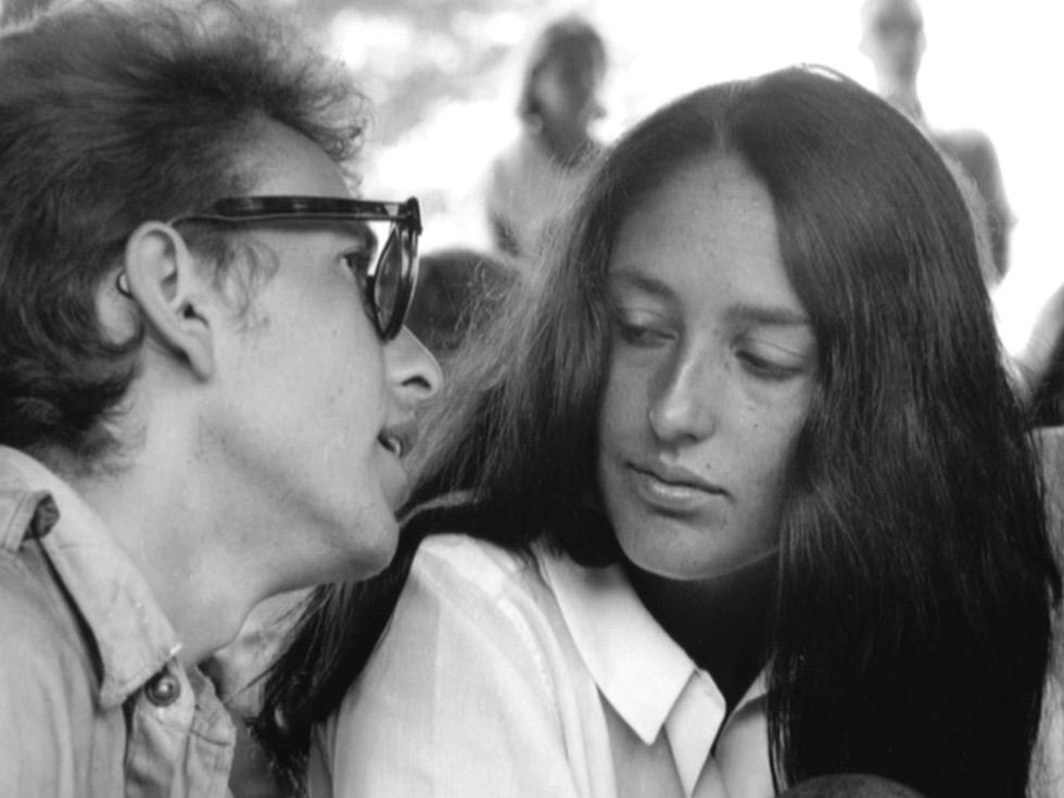 1965年11月22日，迪伦与萨拉·劳登（Sara Lownds）秘密结婚，并于次年产下一女。他们共生有四个孩子，其中最小的雅戈布·迪伦（Jakob Dylan）也从事了音乐事业，并成为“墙花乐队”（The Wallflower）主唱。1977年7月29日，迪伦与Sara Lownds正式离婚；在1985年，他与自己的伴唱歌手卡洛琳‧邓尼斯结婚，并在此年生下一名女孩。这次婚姻一直持续到90年代早期。1988年他入选了摇滚名人堂。