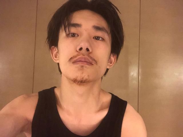 TFBOYS王源秀腹肌易烊千玺蓄胡须,唯一的成