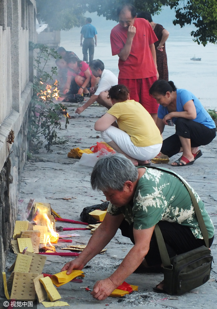 湖北宜昌:中元节来临 市民长江边扎堆烧纸祭祀