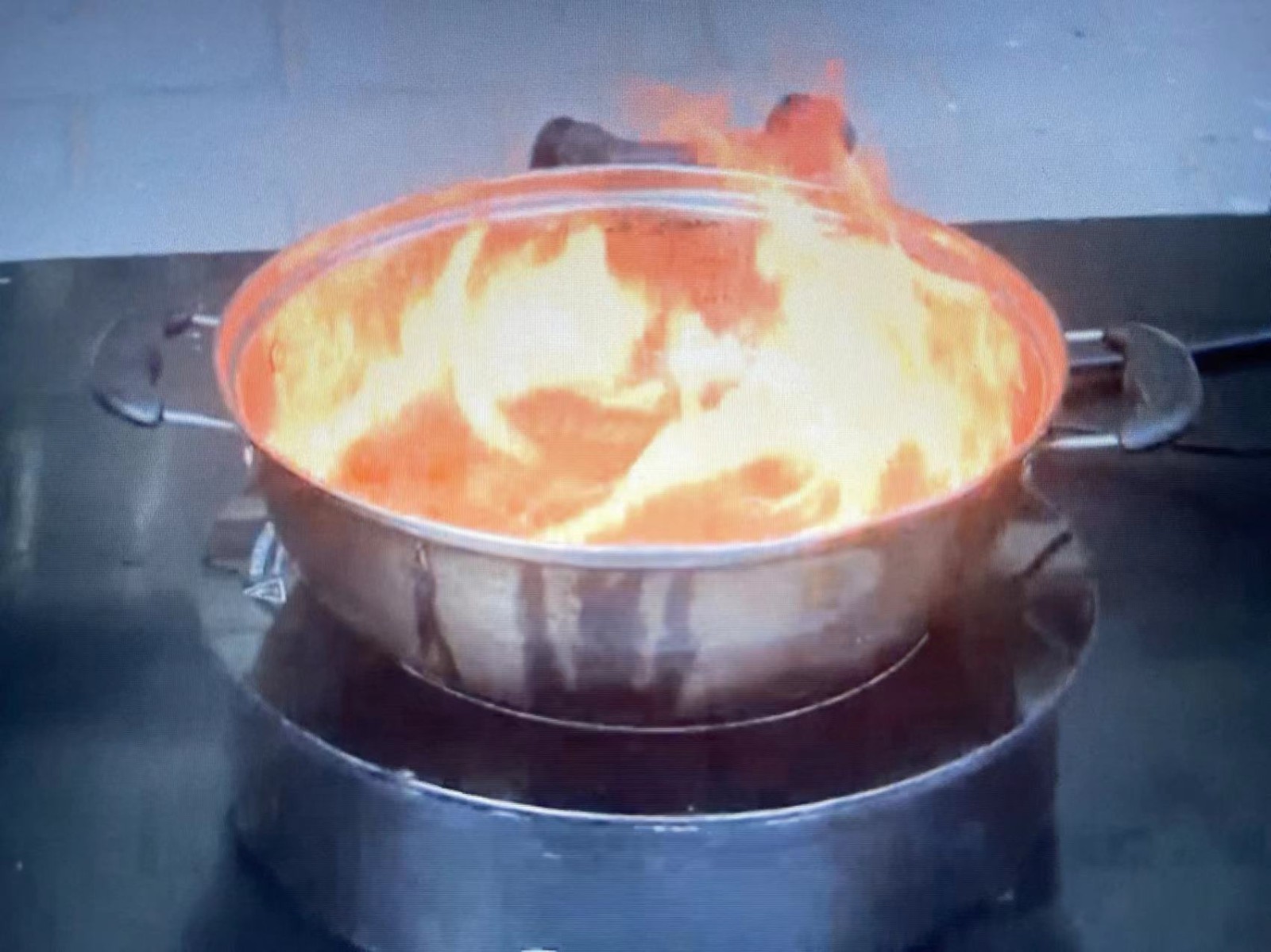 油锅着火危险大  消防教您来灭火！