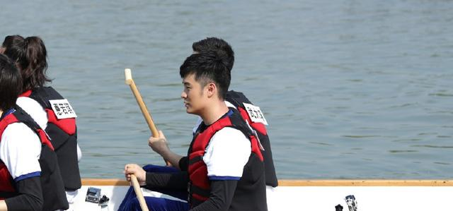 跑男幕后花絮鹿晗暖心安慰痛哭的陈赫,轻拍脑