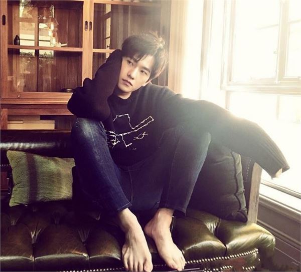 男明星最霸气的坐姿,杨洋光着脚丫子,鹿晗这坐