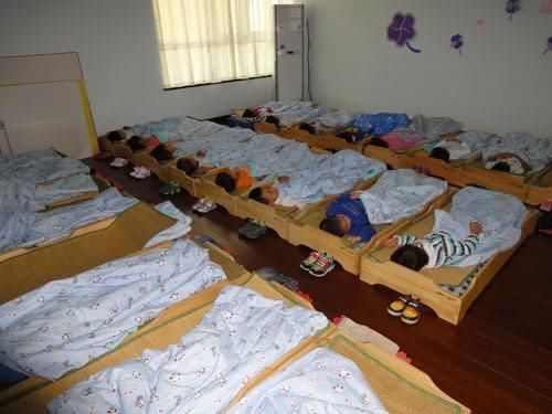 幼儿园组织午睡,女幼师拍照发家长群,某家长看