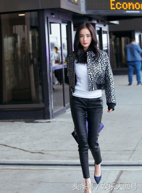 杨幂机场美腿秀腻改秀香肩,黑皮裤秀火辣身材