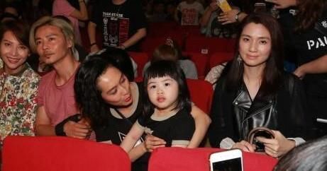 朱茵女儿黄莺婴儿时期照片很美啊,朱茵和女儿