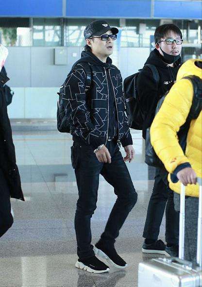 汪峰脱掉皮裤后帅翻天! 网友直呼: 难怪章子怡