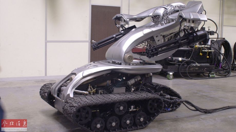 其外形酷似科幻电影《终结者3》中的“天网”T-1机器人，只不过T-1的火力更为凶残，配备了2门六管20毫米“火神”转管炮。