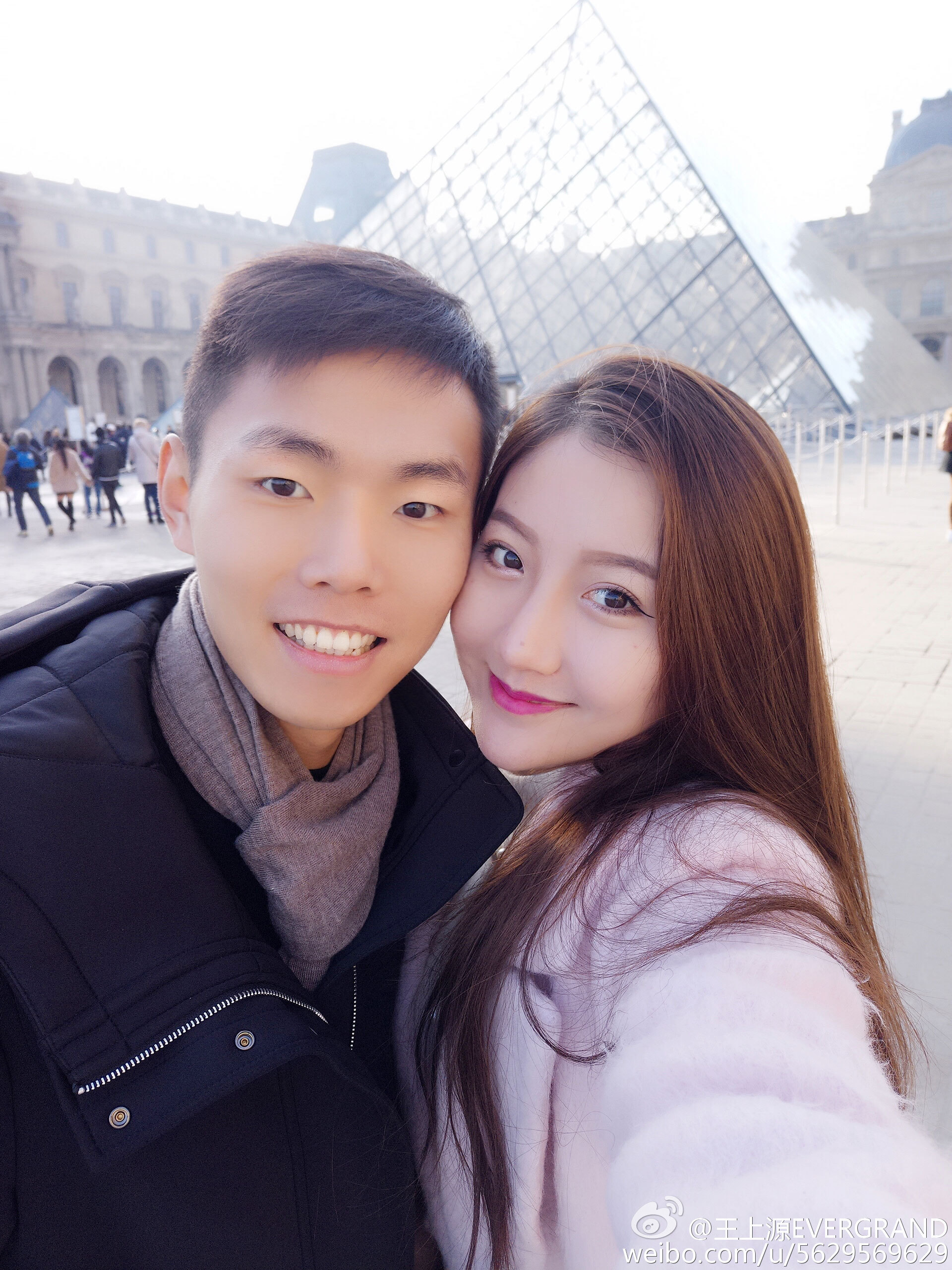 王上源女友"撒狗粮"秀恩爱 长腿逆天