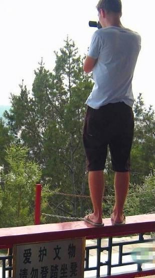 别再说中国人在国外旅游素质差,看看这些老外