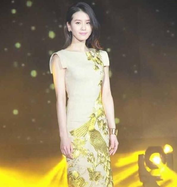 刘诗诗亮相活动紧身包臀装秀出完美曲线,网友