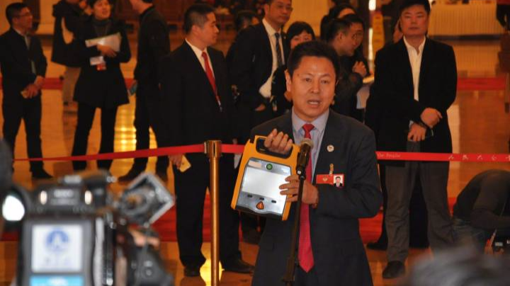政协委员敖虎山:建议更多的人掌握心肺复苏技能 政协委员敖虎山:建议更多的人掌握心肺复苏技能