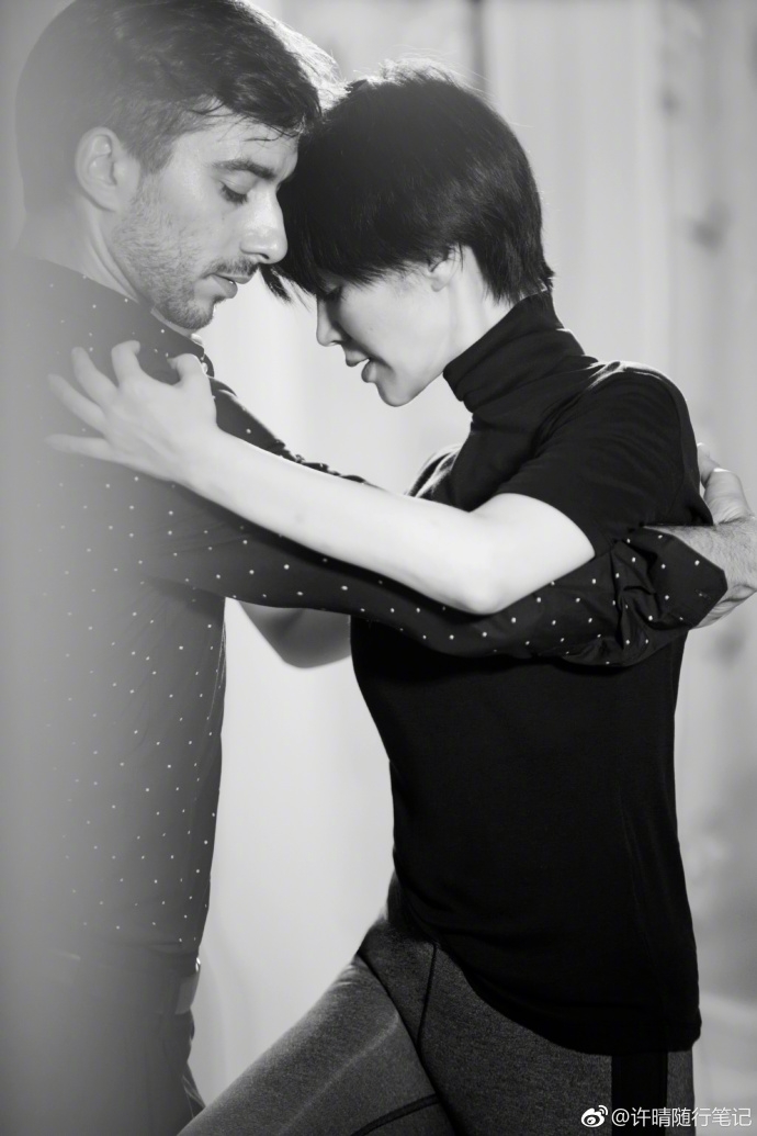 组图:许晴和外国教练贴身跳国标舞 身体柔韧表现力足