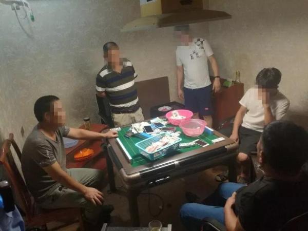 此次行动共清查娱乐服务场所30余处，抓获涉黄涉赌人员50余人。