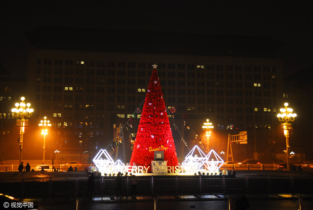 2016年12月03日晚，北京，一棵新建成的巨型“圣诞树”开启夜景照明，将王府井东方广场妆扮一新，迎接“圣诞节”的到来。