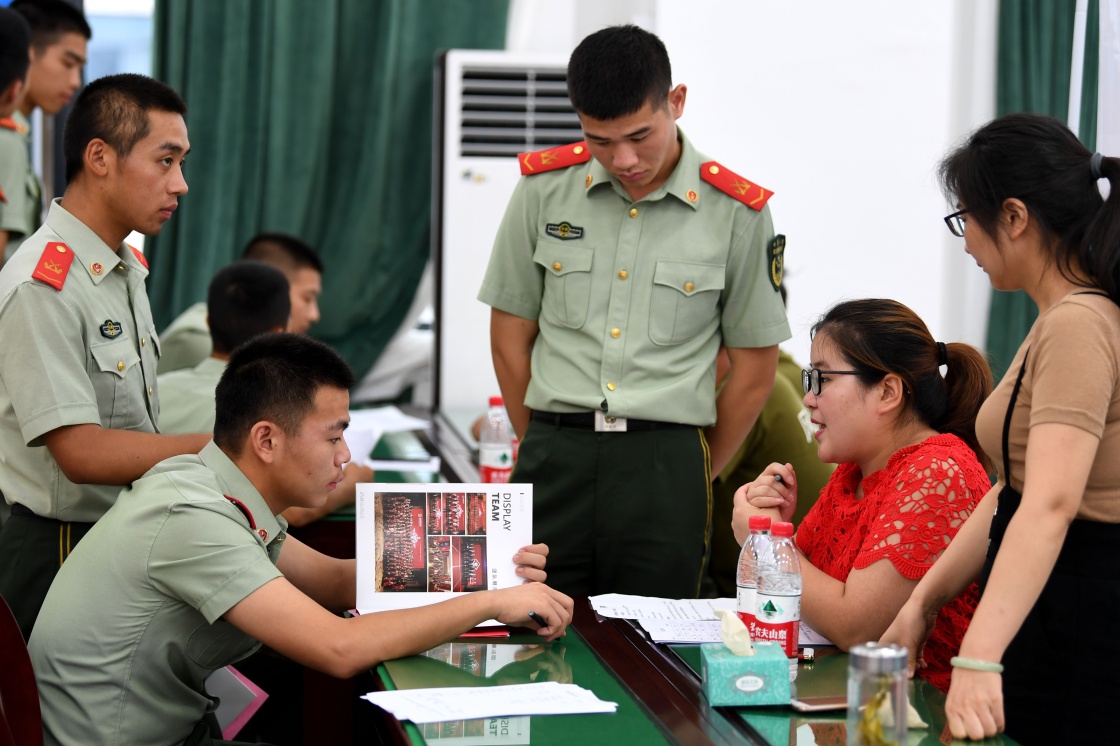8月29日,即将退役的武警战士与用人单位交流新华社记者刘军喜摄
