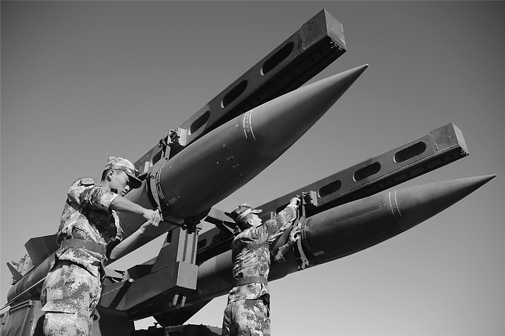 发射班号手紧固导弹做好机动准备.陈文锋摄
