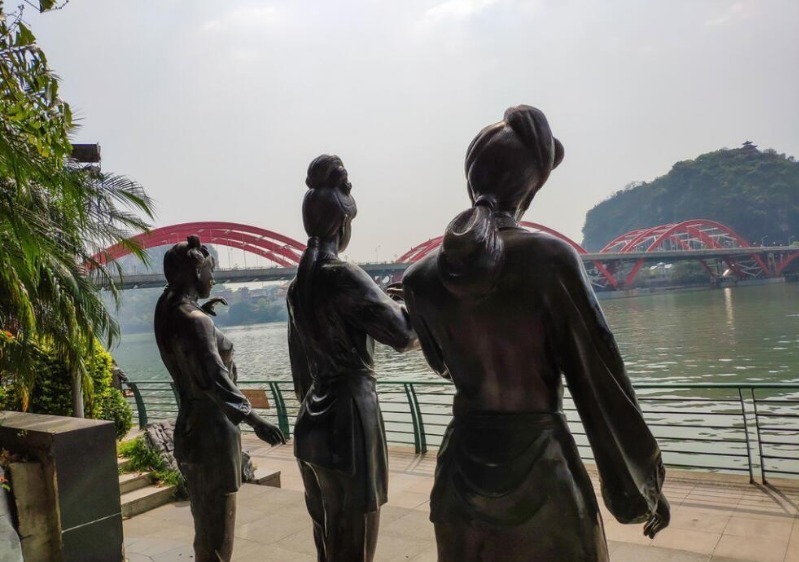 传说歌仙刘三姐从家乡沿着龙江、柳江划竹筏到达柳州，在柳州传唱山歌成名，后来坐着鲤鱼升天成仙。