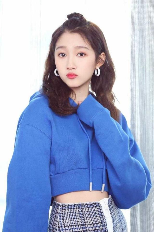 关晓彤连续撞衫两次宋茜,谁更美,网友:看腿就知道了