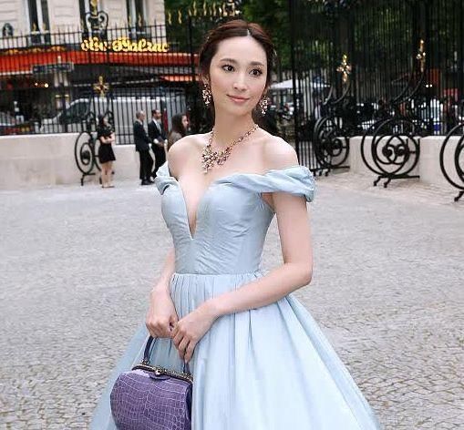 吴佩慈这一身亮点太突出,豁出去了,网友:真敢穿,大开眼界