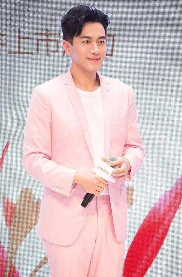 吴奇隆刘恺威穿红西装亮相 网友:杨幂眼光比刘