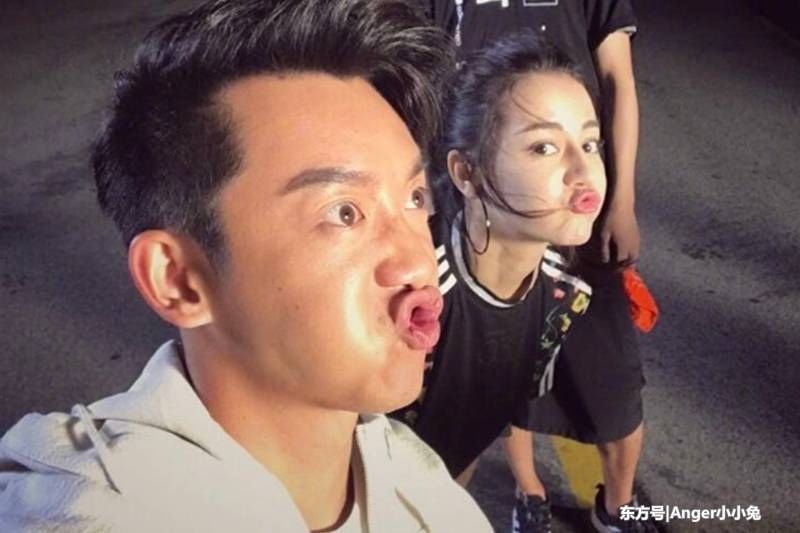 热巴和谁合照都一脸甜笑,唯独图4不同,网友:真