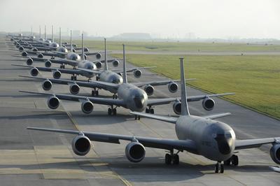 KC-135空中加油机：KC―135加油机可以给各种性能不同的飞机加油。在加油时排除了让受油者降低高度及速度的麻烦，既提高了加油安全性，也提高了受油机的任务效率。它采用伸缩套管式空中加油系统，加油作业的调节距离5.8米，可以在上下54度、横向30度的空间范围内活动。更让人惊奇的是，它可以同时给几架战斗机加油。当它仅用一个油箱加油时，每分钟可以加油400加仑。前后油箱同时使用时，每分钟可以加油800加仑。