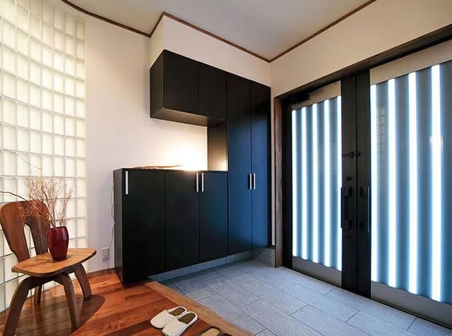 在日本,装修时是很注重玄关处的设计,在他们看来玄关不仅仅是换鞋放