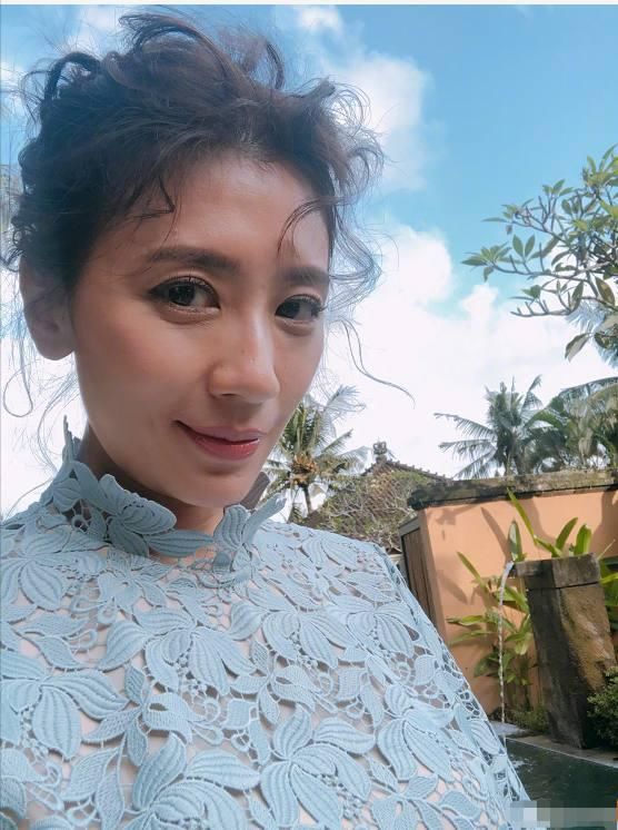 尴尬了!贾静雯裙子都到大腿根部了都敢穿,最后