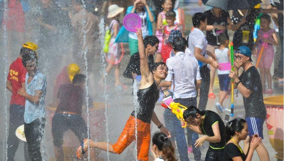 2016年海南七仙温泉嬉水节,以“相约七夕欢乐保亭”为主题。主会场设在保亭县城七仙广场,分会场分别设在槟榔谷景区和呀诺达景区。