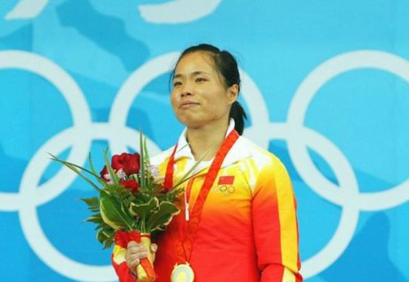 奥运冠军不顾反对嫁给大21岁教练!如今当上高