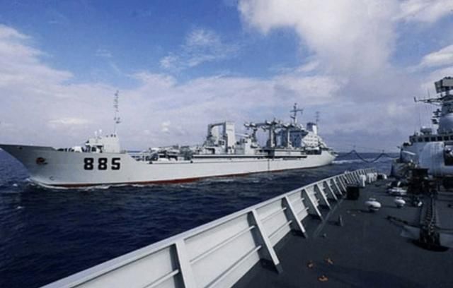 908型综合补给舰.