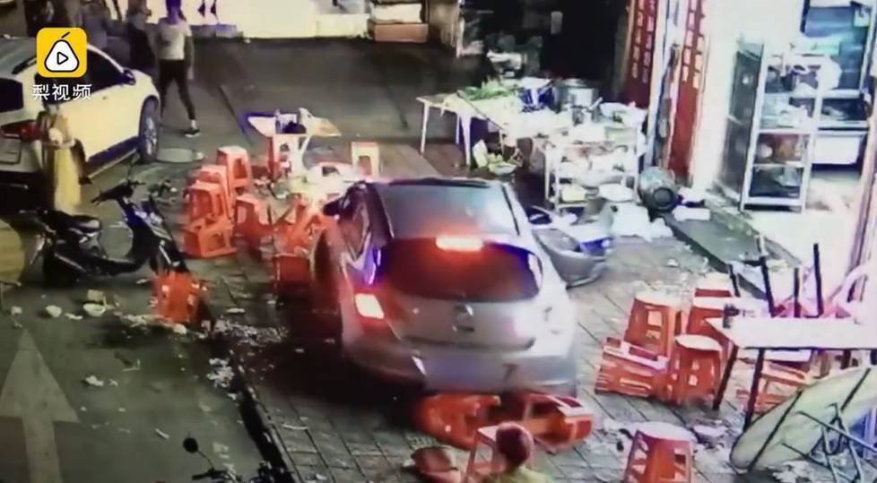 廣東河源:男子開車撞夜宵攤 導(dǎo)致同行女子流產(chǎn)