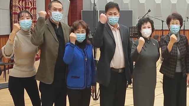 《每日文娱播报》20200213《爱是桥梁》致敬一线抗击疫情工作者 《每日文娱播报》20200213《爱是桥梁》致敬一线抗击疫情工作者