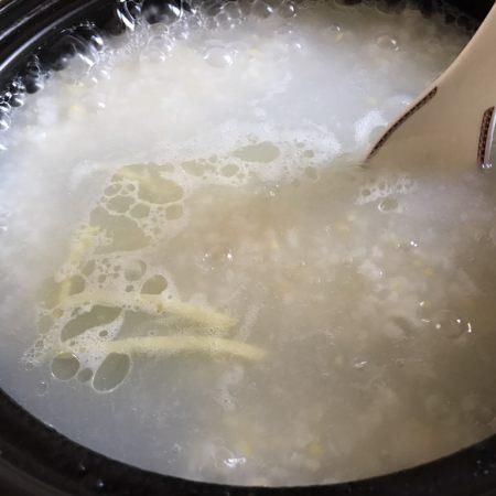 宝宝辅食香菇鸡肉粥,大米吸足了香菇和鸡肉的