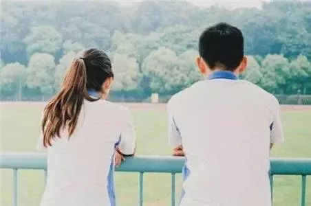 初三某班男女生处对象,双方家长正式见面,照片