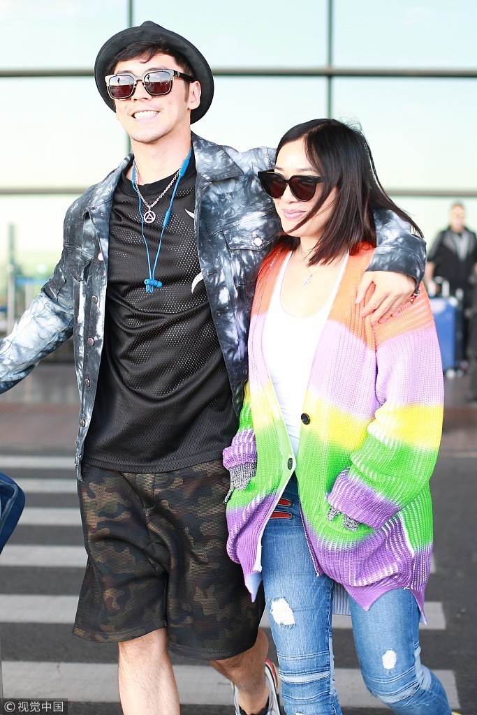 48岁钟丽缇被张伦硕搂在怀中小鸟依人 被爱情