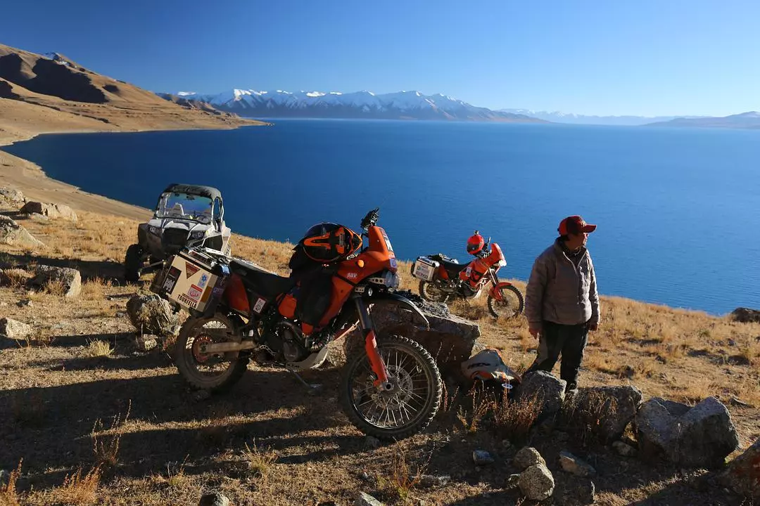 《无人之境》两个摩旅大佬的西藏无人区生活