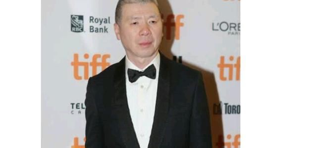 冯小刚不缺钱,却一脸的白癜风、一口烂牙,吸烟