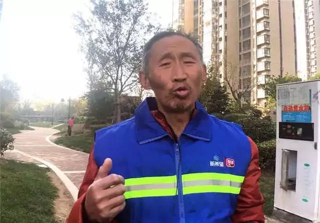 燃气闪爆10多楼玻璃炸飞 送奶工