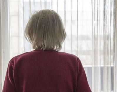 我初次见儿子女友包了一个红包,她把钱扔到地