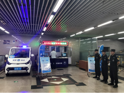 北京西站有群“雷锋侠” 春运为旅客指路用坏19个喇叭