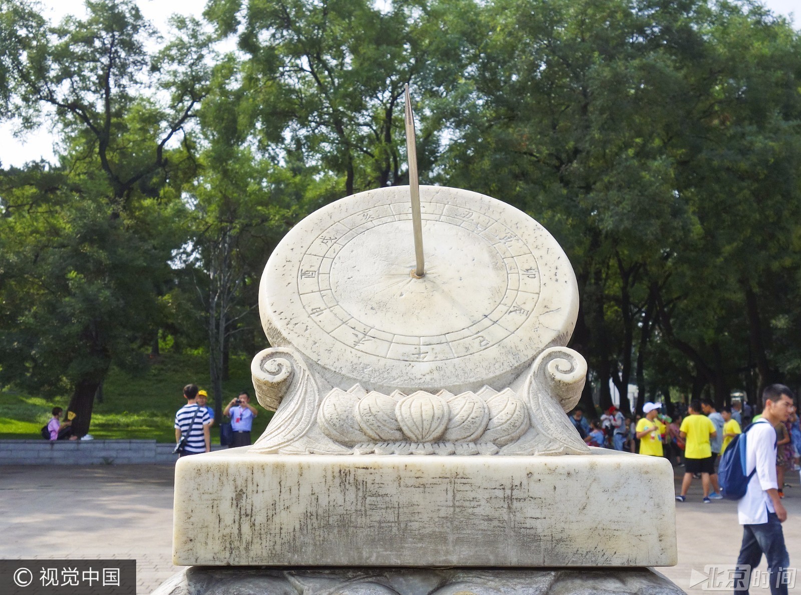 清华大学日晷被刻字 校方:已修复 请爱护校园 清华大学日晷被刻字 校方:已修复 请爱护校园