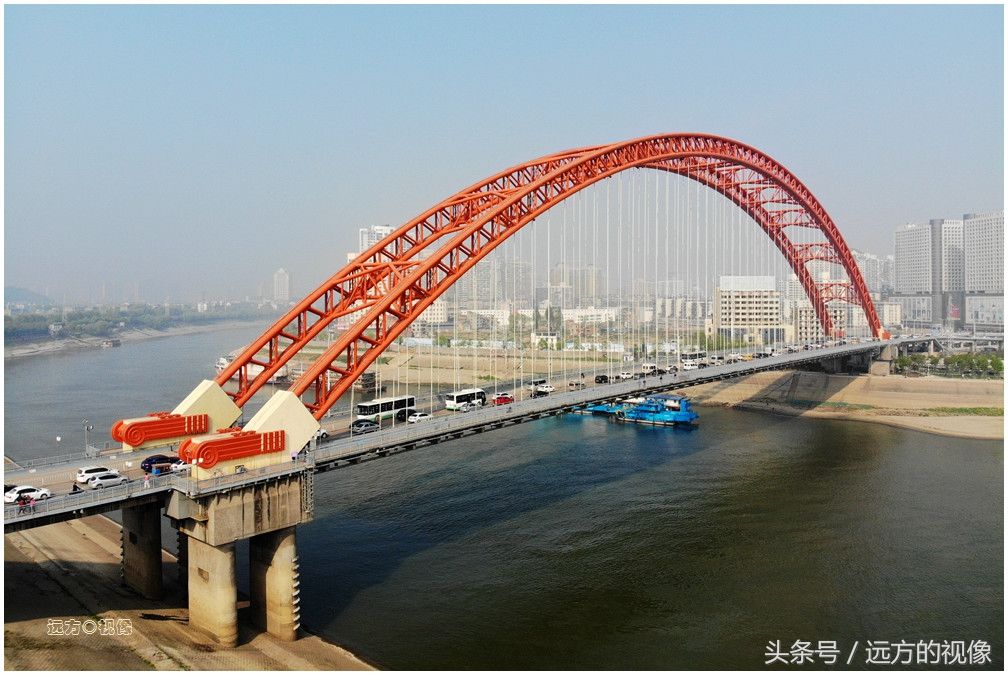 航拍武汉老城区,碧波飞虹晴川桥