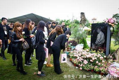 探访乔任梁墓地墓碑,话筒、吉他、鲜花相伴,离