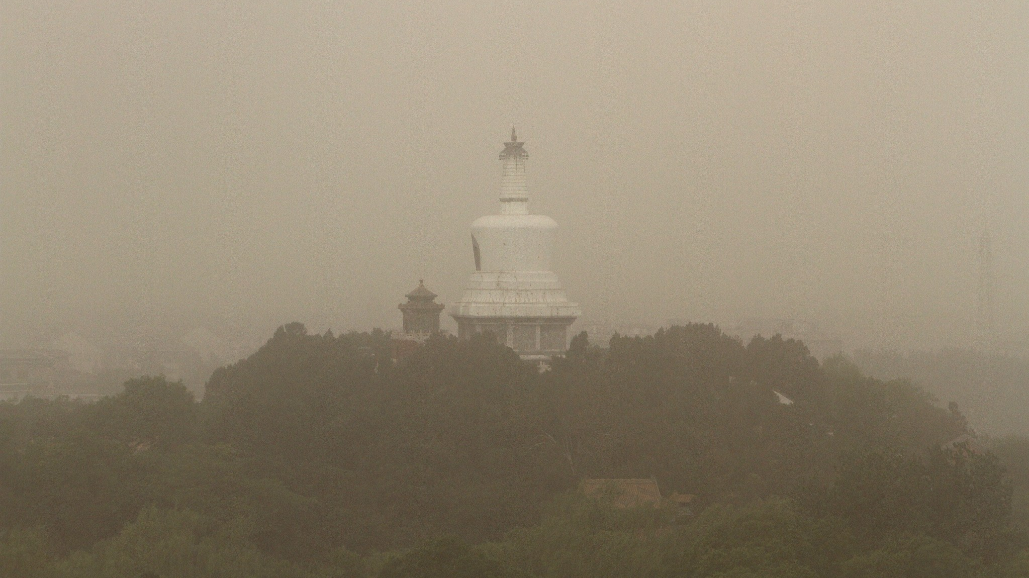 目前，北京的很多地标建筑在沙尘天气影响下集体“玩消失”。图为2017年5月4日，北京，沙尘笼罩下的北京故宫、北海等景点的景象。